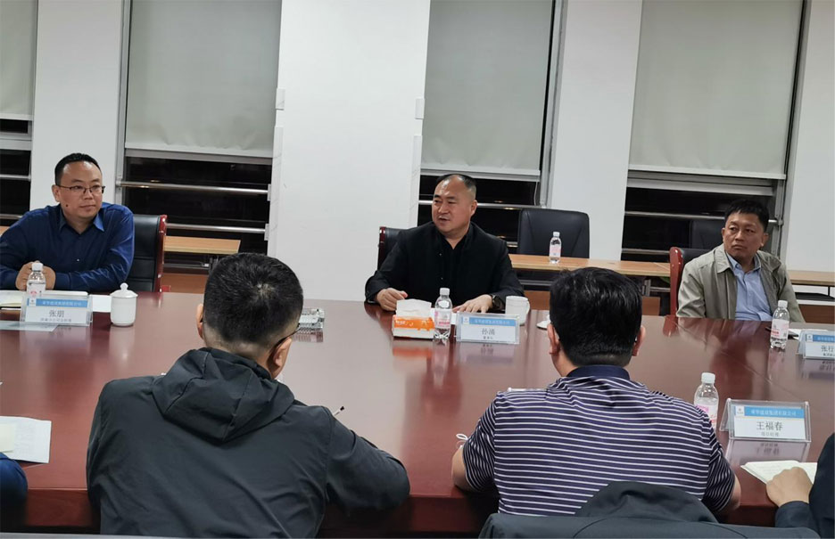 孫涌董事長蒞臨濟南分公司視察指導工作10月13日，集團公司董事長孫涌蒞臨濟南分公司視察指導工作，副總裁兼總工程師張行良陪同視察。 13日下午，孫涌董事長來到濟南分公司駐地，與濟南分公司總經(jīng)理張朋、項目(圖1)