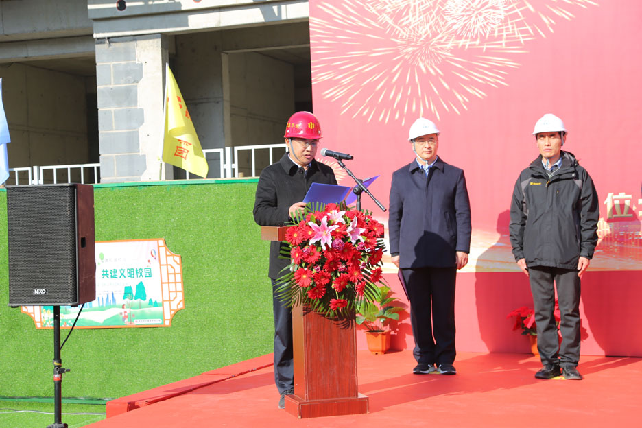 集團(tuán)公司董事長孫涌出席中國海洋大學(xué)浮山校區(qū)人才公寓項目封頂儀式(圖2)